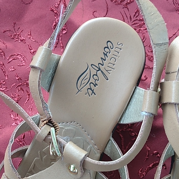 Strictly Comfort Sandals 👡 - Picture 2 of 4